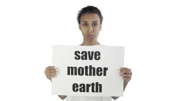 Afroamerikanische Aktivistin mit Save Mother Earth Poster auf weißem Hintergrund — Stockvideo