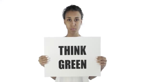 Afroamerikanische Aktivistin mit Think Green Poster auf weißem Hintergrund — Stockvideo