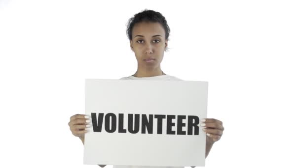 Afro-americká dívka aktivista s dobrovolník plakát na bílém pozadí — Stock video