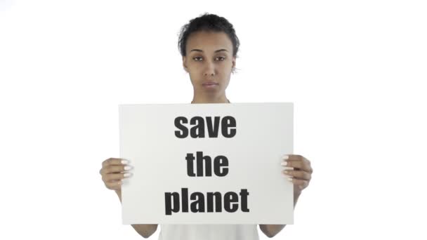 Afro-americká dívka aktivista s zachránit planetu plakát na bílém pozadí — Stock video