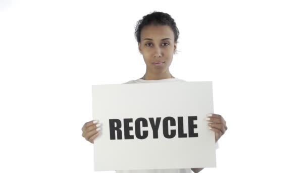 Afroamerykańska aktywistka z plakatem z recyklingu pokazującym kciuk w górę na białym tle — Wideo stockowe
