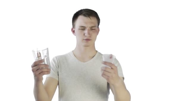 젊은 남자 운동가 하얀 배경에 플라스틱 컵과 유리 컵을 놓고 활동하다 — 비디오