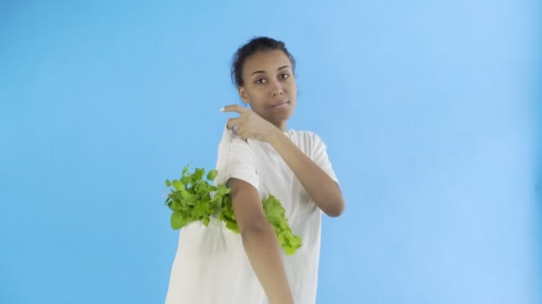 Bolso de mujer con verduras sobre fondo azul — Vídeo de stock