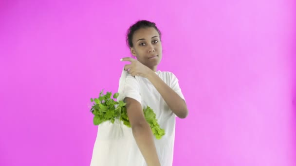 Kobieta gospodarstwa torba z warzywami na różowym tle — Wideo stockowe