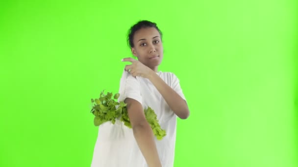 Bolso de mujer con verduras sobre fondo croma key — Vídeo de stock