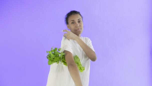 Bolso de mujer con verduras sobre fondo violeta — Vídeo de stock