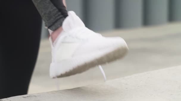 Joven mujer de fitness atando zapatillas Zapatillas de correr cordones en el parque . — Vídeos de Stock