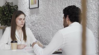 İki Kıdemli Mimarlık Mühendisi İnşaat Planını Tartıştı