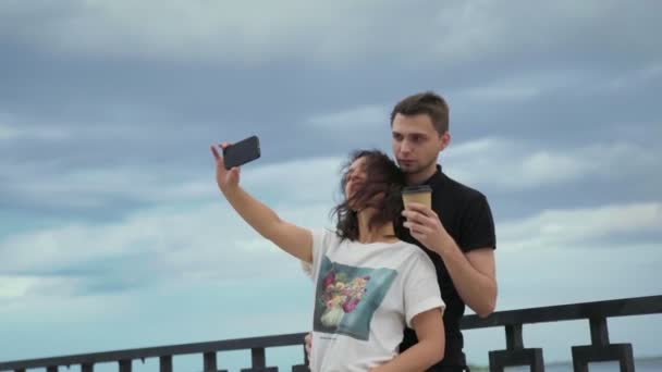 Citas pareja joven feliz en el amor tomando foto autorretrato — Vídeos de Stock