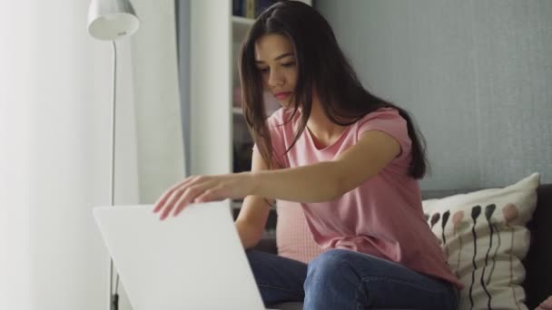 Jonge vrouw klaar met werken op een laptop en vertrekt — Stockvideo