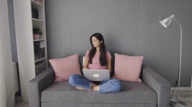 Düşünceli düşünceli bir kadın dizüstü bilgisayarda çalışıyor ev ofisindeki sorunu düşünüyor ciddi bir kadın ilham arıyor fikir yoksunluğu çekiyor.