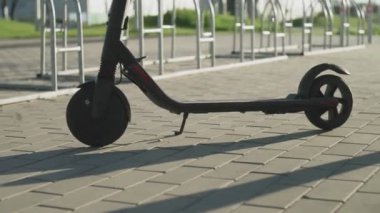 Adam parkta elektrikli scooter sürmeye başladı.