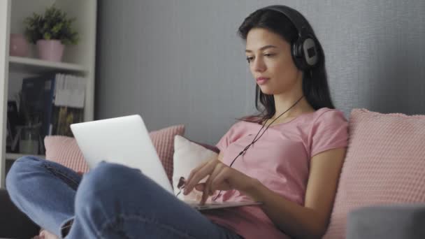 Ragionevole donna interessata che lavora sul computer portatile guardando lontano pensando risolvere il problema a casa ufficio, donna seria ricerca di ispirazione rendere la decisione sentire mancanza di idee — Video Stock