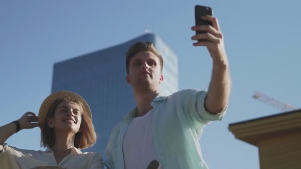 Par gör foto på mobiltelefon i sommarparken — Stockvideo