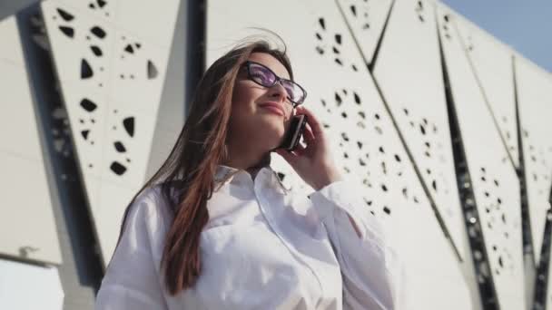 Lachende aantrekkelijke zakelijke vrouw met behulp van smartphone — Stockvideo