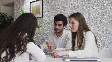 İş arkadaşları ofiste projeyi tartışıyor..