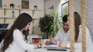 Modern Ofiste Masa Çevresinde Toplantı Yapan İş Adamları