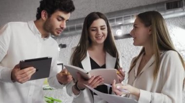 Genç İş Adamları ofiste projeyi tartışıyor.