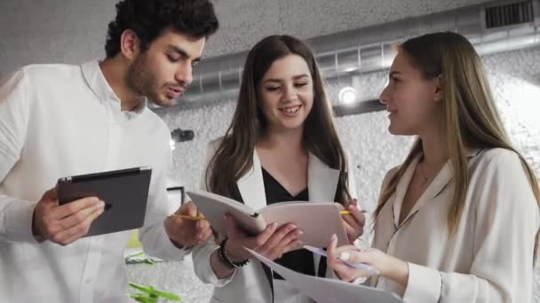 Jóvenes Empresarios discutiendo el proyecto en la oficina . — Vídeos de Stock