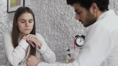 İş adamları modern ofiste toplanıyor.