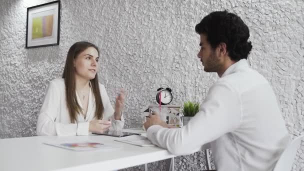 일자리를 구하지 않는 사람 이 면접중에 질문에 대해 솔직하게 대답 한다 — 비디오