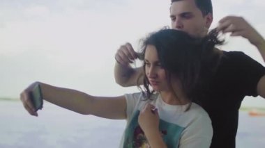 Selfie çekiyoruz, neşeli romantik çiftler dışarı.