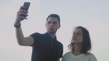 Neşeli çift dışarıda selfie çekiyor..