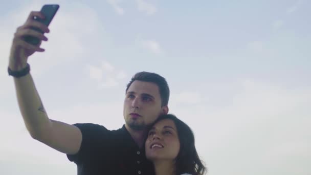 Unga lyckliga par som tar Selfie. Självporträtt — Stockvideo