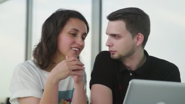 Jóvenes estudiantes con Tablet PC en el café — Vídeo de stock