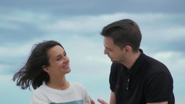 Gondtalan mosolygós pár szerelmes társkereső szabadban — Stock videók