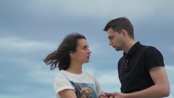 Retrato de um jovem casal feliz passando tempo juntos no parque — Vídeo de Stock