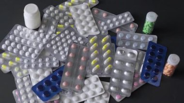 Kadın eli pek çok farklı ilacı çırpıyor Masadan haplar alınıyor