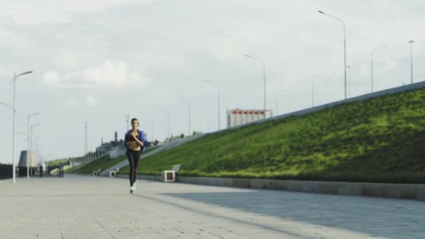 Молода афро-американська жінка в синьому піджаку біжить — стокове відео
