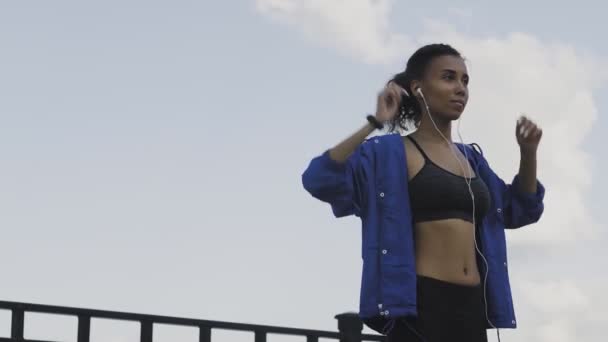 Femme sportive échauffement avant de courir dans le parc d'été. — Video