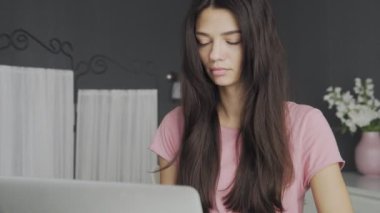 Dizüstü bilgisayarda çalışan bir kadın. Evinden online çalışan bir kadın..