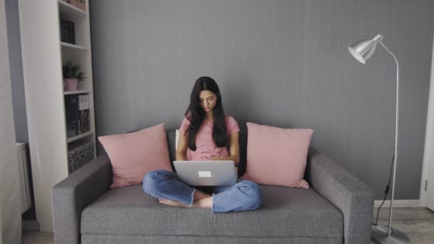 Vrouw stopt met werken op een laptop en vertrekt — Stockvideo