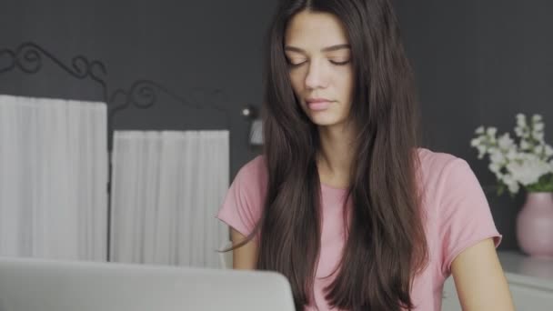 Dizüstü bilgisayarda çalışan bir kadın. Evinden online çalışan bir kadın.. — Stok video
