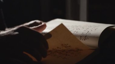 Birileri eski kitapları karıştırıyor.