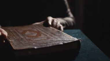 Monk eski bir kitap okuyor.