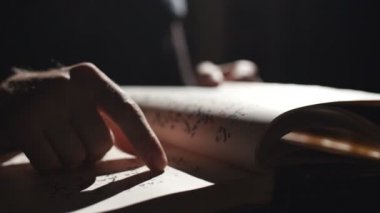 Eski, tozlu el yazmalarına el yordamıyla bakıyorum.