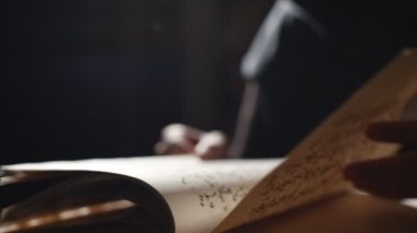 Sihirli kitabı tutan büyücü