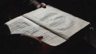 Birisi eski kitapta bir şey arıyor.