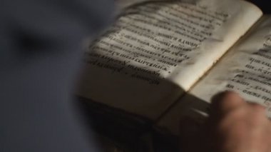 Birilerinin arka planı eski kitapları karıştırıyor.