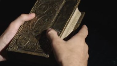 Adam kitabı inceliyor. Adam kitaba bakıyor.
