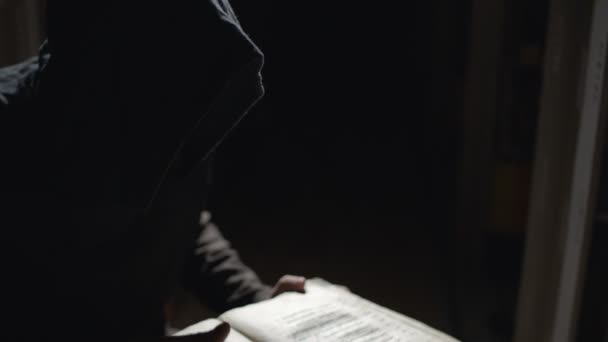 闇の魔術師は本を読んでいる — ストック動画