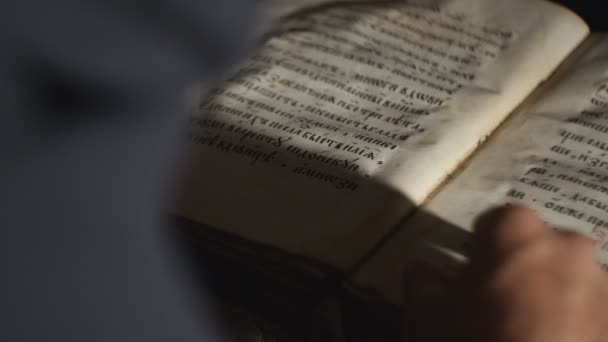 Achteraanzicht van Iemand bladert door het oude boek — Stockvideo