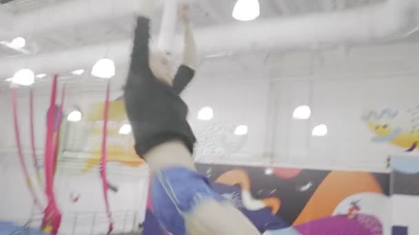 Trains de gymnaste masculin sur trampoline professionnel — Video