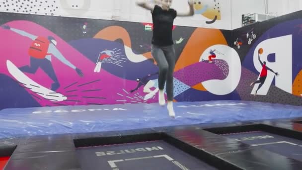 Mujer en forma Saltando en un trampolín — Vídeos de Stock