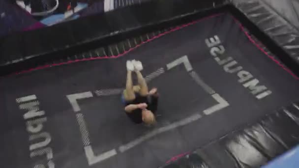 Gimnasta profesional saltando en el trampolín y haciendo trucos — Vídeo de stock