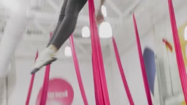 Vrouw geniet springen op een trampoline — Stockvideo